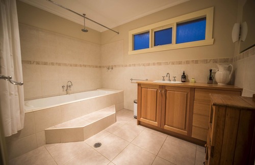 Wattle Grove Bed & Breakfast | Wattle Grove Homestead Queen Bed & Breakfast