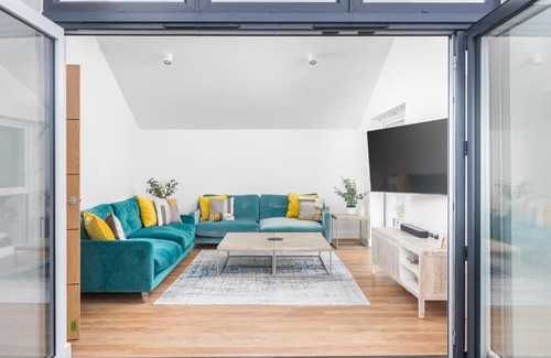 Maenporth House | Waves Falmouth-hot tub games room very close to Swanpool beach and Falmouth GC