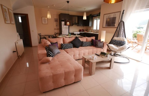 Nea Iraklitsa Villa | We are committed to making your experience genuine