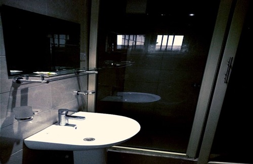 Benin City Apartment | We offer 24 hours power supply and free Wi-Fi for all our guests.