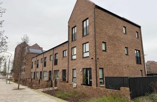 North Glasgow House | Wee Townhouse, 3 Beds with Free Parking, Wifi & Ethernet Connection