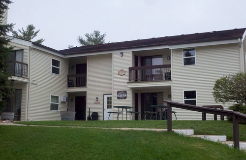 Oconomowoc Condo | Weekly and Monthly Rentals Available! 1 Bedroom/1 Bath Unit!