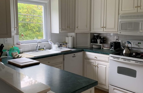 Maple Hill House | WEHA WiFi, pvt bth rm., queen bed nr all hospitals large 3,000 sq ft home