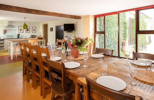 Rosevine House | Weirmarsh Big Barn. Large barn conversion with large hot tub and games room.