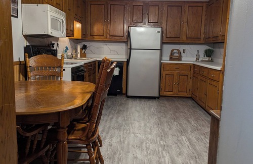 Tamms House | Welcome campers, hikers, fishermen, girls' weekend wine getaways!