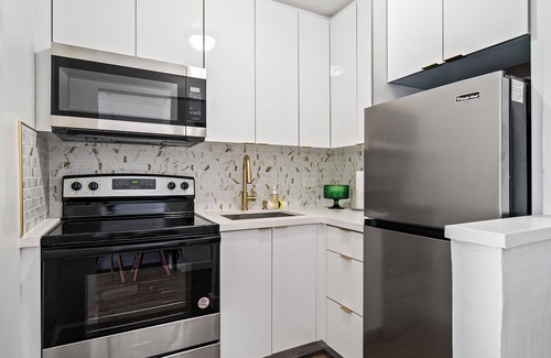 North Bay Village Condo | Welcome to Palms 811 in North Miami Beach with views of the Miami skyline.