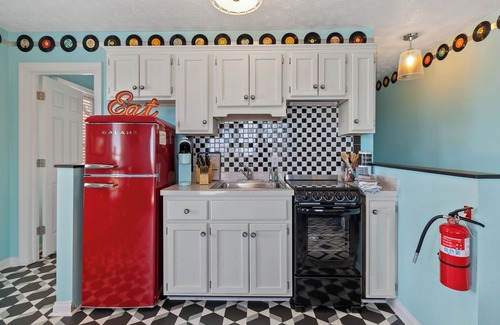 Sloans Valley Apartment | Welcome to “Retro Suite” – Your 1950s-Inspired Lakeside Getaway