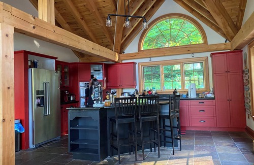 Dorset Cottage | Welcome to this 4,200 sq. ft, 7 bedroom Cottage on Lake of Bays! Sleeps 16