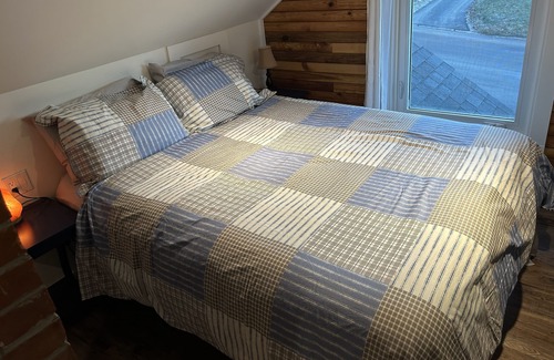 Nelson House | Welcome to Troll Haven! 10 minutes from downtown, cozy space with kitchenette.