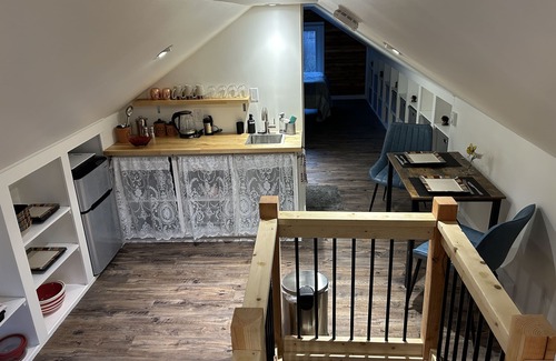 Nelson House | Welcome to Troll Haven! 10 minutes from downtown, cozy space with kitchenette.