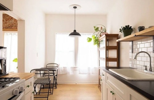 Koreatown Apartment | Welcoming 1-bedroom art deco apartment in Los Angeles