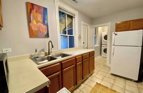 Edgewater Apartment | Welcoming 2-bedroom apartment with AC in vibrant Chicago Andersonville