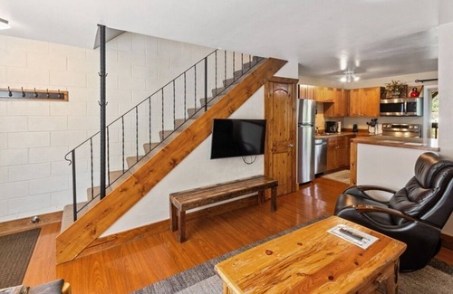 Red Lodge Condo | Welcoming 2-bedroom condo 6.1 miles from Red Lodge Mountain Ski Resort