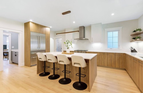 Andover House | Welcoming 2025 built: 4-bedroom 3.5-bath modern farm house @ charming Andover