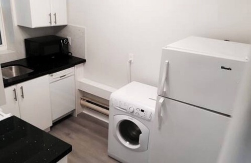 Playter Estates Apartment | Welcoming apartment in the heart of Greek town