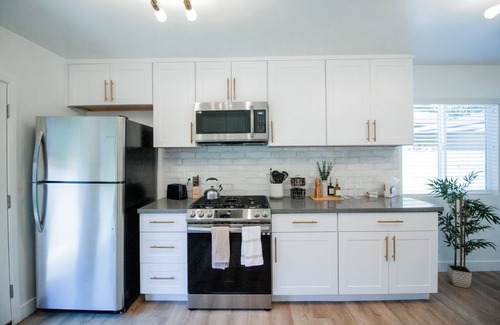 Lawndale House | Welcoming & Modern 3BD/2BA Home - Close to SpaceX, LAX, Beaches, & more!