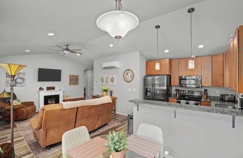 Salem House | Welcoming, Quiet 2-Level Home in Keizer Exurbs