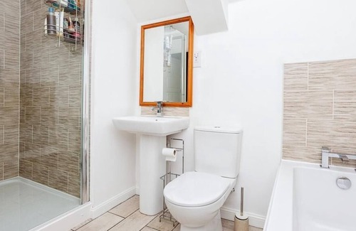 Ifield Apartment | Well Connected Refurbished Apartment