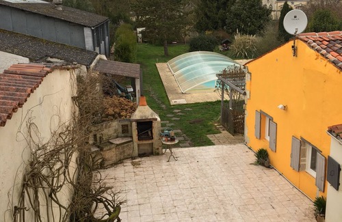 Saint-Jean-d'Angely House | well-equipped gîte with swimming pool, large garden, garden furniture x2, barbecue,