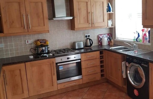 Wrexham House | well Equipped house/parking, nr station
