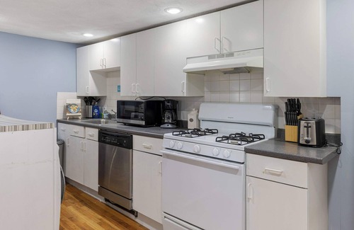 East Cambridge Apartment | Well Located 3 Bed w/Free Parking in Kendall Sq