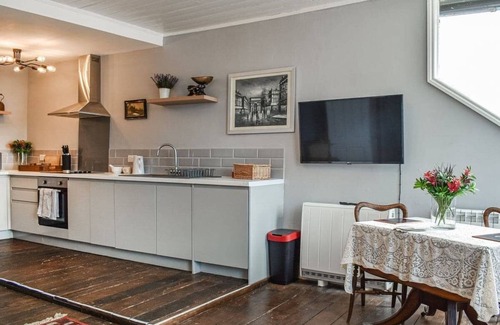 Old Town Hastings House | WELLESLEY’S RETREAT - Romantic luxury High Street apartment