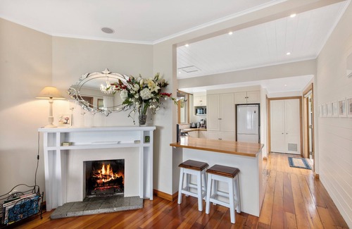 Wellington House | Wellington - Eastbourne 2 bedrm beachfront cottage with WiFi