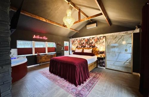Municipality of Horst aan de Maas Cabin | Wellness Tuin - Boudoir Suite - Ultieme Partner Beleving met Jacuzzi en Openhaard en privé Sauna in Romantische stijl