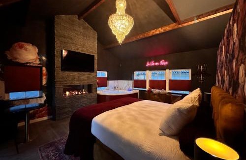 Municipality of Horst aan de Maas Cabin | Wellness Tuin - Boudoir Suite - Ultieme Partner Beleving met Jacuzzi en Openhaard en privé Sauna in Romantische stijl