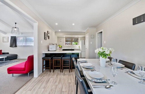 Two Mile Bay Cottage | Wendy’s Bach - Richmond Heights Holiday Home