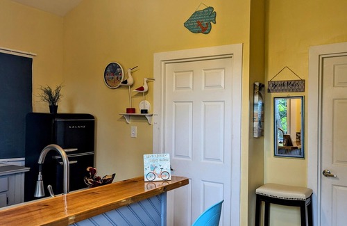 Antoneys Cay House | West Bay - Sunny and Modern Beach Cottage - 2 Bedrooms!