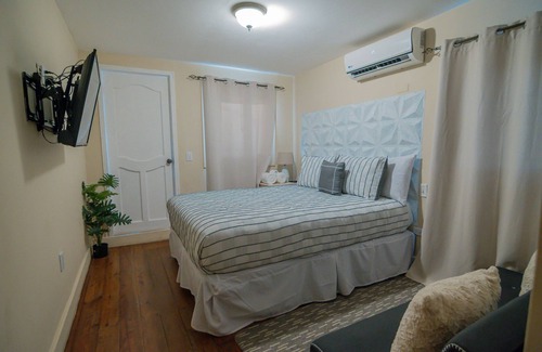 Antoneys Cay Hotel | West End Inn – Beachfront Hotel Room in West End