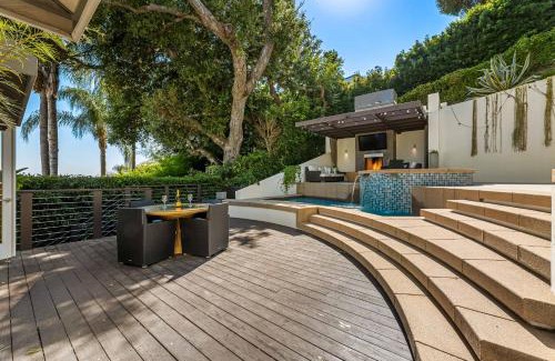 Hollywood Hills West House | West Hollywood Hills Jacuzzi and Beautiful View