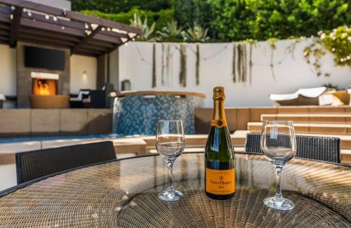 Hollywood Hills West House | West Hollywood Hills Jacuzzi and Beautiful View