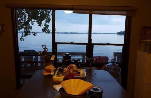 Picton House | West Lake Waterfront Swimming - Free Pontoon Boat!