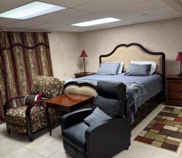 West Linn House | West Linn Relaxing Entire Home WiFi TV Yard BBQ Eateries