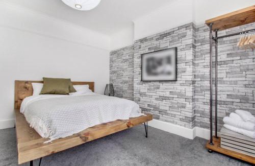 Cradley Heath House | West Midlands-contractor-long Stay-parking-4 Beds