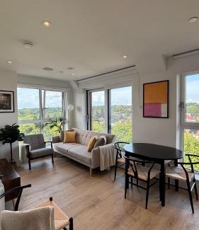 Coombe Hill Apartment | West Wimbledon, 2 Bedroom Luxury Stay, Gym, Free Parking