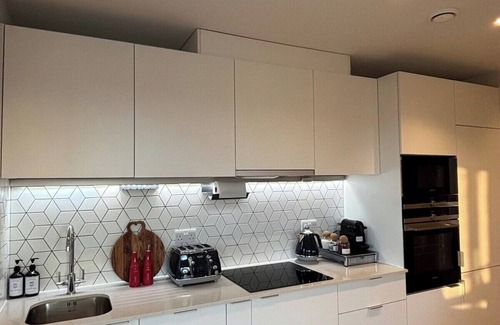 Coombe Hill Apartment | West Wimbledon, 2 Bedroom Luxury Stay, Free parking, Gym, Working Room
