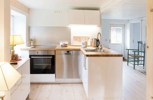Hasselberg Apartment | West - wood-burning stove, shower, sauna, garden, terrace, close to the beach, child-friendly