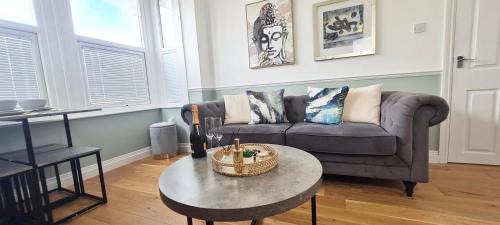 Westcliff-on-Sea Apartment | Westcliff-On-Sea Modern 2 Bedroom Apartment - FREE Parking