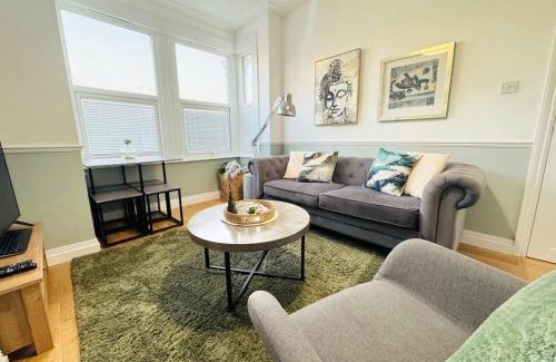 Westcliff-on-Sea Apartment | Westcliff-On-Sea Modern 2 Bedroom Apartment - FREE Parking