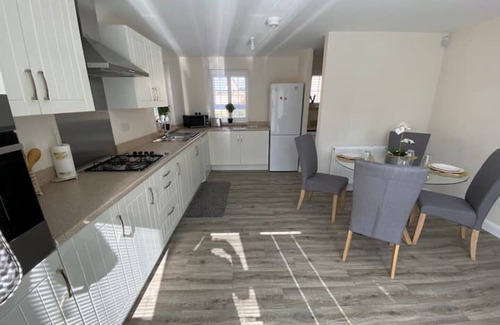 Milton Keynes House | Westergate - 4 Bed Luxury Home with free parking
