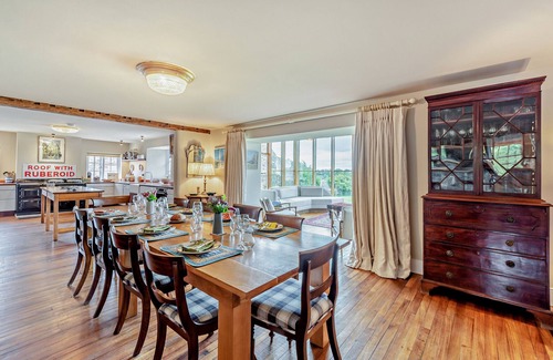 Christchurch House | Western Farm - Six Bedroom House, Sleeps 14
