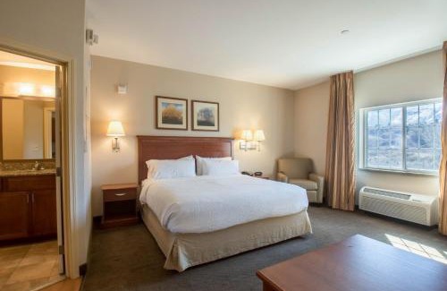 Parachute Hotel | Western Slope Suites Parachute