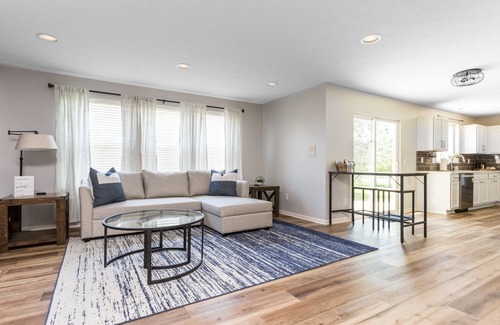 Westfield House | Westfield Gem! 7 Mins to Grand Park + Movie Room!