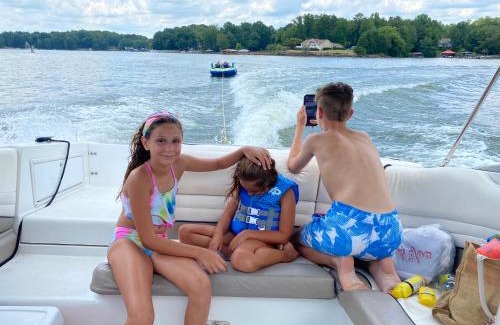 Prosperity Church Road Boat Rental | Wet anchor Tours