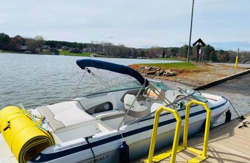 Prosperity Church Road Boat Rental | Wet anchor Tours