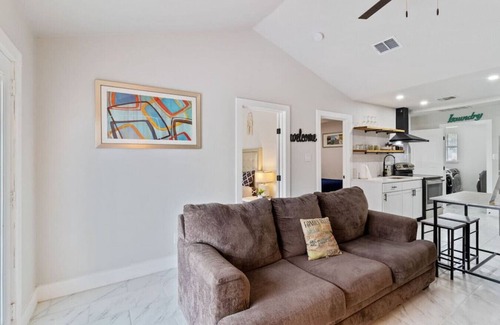 Whispering Oaks House | WeWelcome you to our Suburban Luxury Apartment