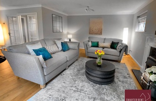 Elmbridge House | Weybridge - 4 Bedroom House - Garden & Driveway